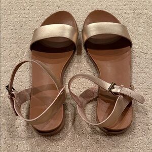 Universal Threads Women's Sandals in Metallic Gold size 11